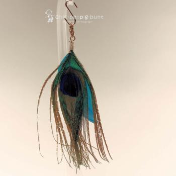 Handgefertigter Charmsanhänger mit einer leuchtend türkisfarbenen Pfauenfeder, versilberten Details und Karabiner von chic-peppig-bunt.