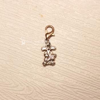 Kleiner versilberter Osterhase Charm mit Maßen 1,8 x 1 cm.