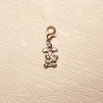 Kleiner versilberter Osterhase Charm mit Maßen 1,8 x 1 cm.