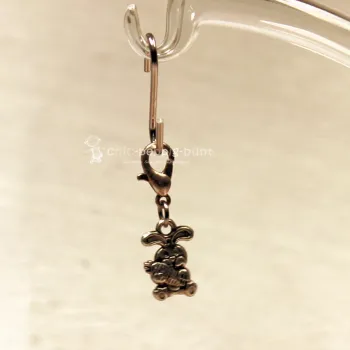 Handgefertigter Schmuck Charm aus Metall in Hasenform für Bettelarmbänder.