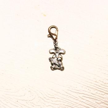 Versilberter Modeschmuck Anhänger Hase mit Karotte und Karabinerverschluss.