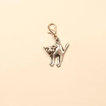 Handgefertigter silberfarbener Charmsanhänger mit Katzen-Motiv und Karabiner für Bettelarmband, Kette oder Tasche.
