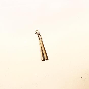 Handgefertigter Charmsanhänger mit Lederquaste in Creme und Grau an einem versilberten Karabinerverschluss.