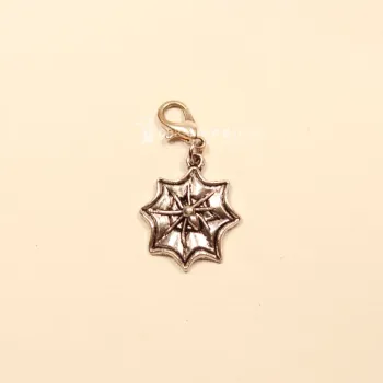 Handgefertigter silberfarbener Spinnennetz Charmsanhänger mit Karabiner für Bettelarmband, Kette oder Tasche.