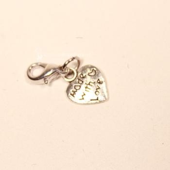 Versilberter Herz-Charmsanhänger mit der Gravur „made with love“ und Karabinerhaken für Bettelarmbänder.