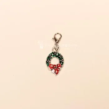 Charmsanhänger Weihnachten Weihnachtskranz grün emailliert versilbert mit Karabiner, Modeschmuck handmade chic-peppig-bunt