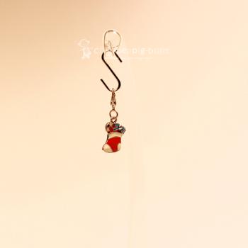 Charmsanhänger Weihnachten Nikolaussocke rot mit blauer Schleife