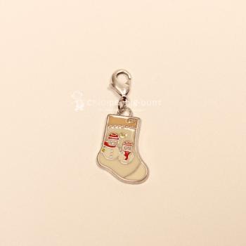 Charmsanhänger Weihnachten Nikolaus Socke creme emailliert versilbert mit Karabiner, Modeschmuck handmade chic-peppig-bunt