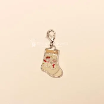 Charmsanhänger Weihnachten Nikolaus Socke creme emailliert versilbert mit Karabiner, Modeschmuck handmade chic-peppig-bunt