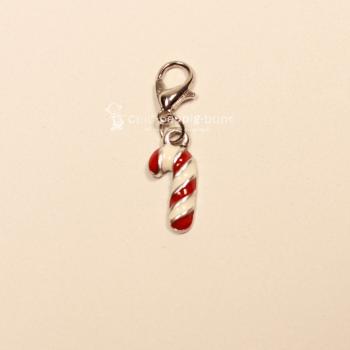 Charmsanhänger Weihnachten Zuckerstange rot-weiß emailliert versilbert mit Karabiner, Modeschmuck handmade chic-peppig-bunt