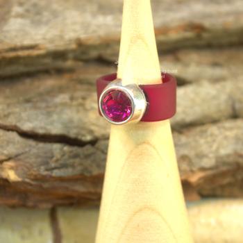 Damenring mit Kautschuk-Band himmbeer und Swarovski-Stein  breit