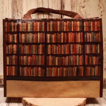 Detailaufnahme des stabilen Reißverschlusses der abwaschbaren Tasche im Bibliotheks-Look.