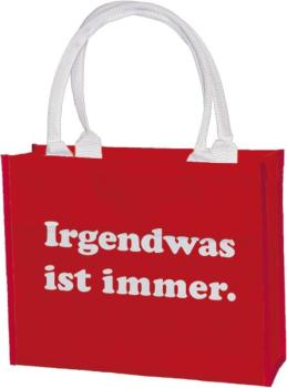 Rote Shoppertasche aus Polyester mit weißem Aufdruck „Irgendwas ist immer“ und stabilen Griffen.