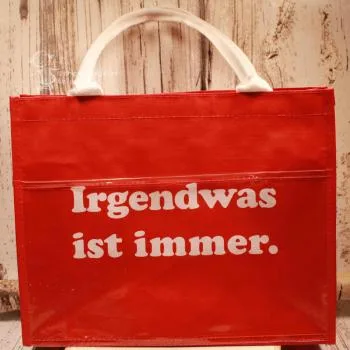 Detailaufnahme des Reißverschlusses und der wasserabweisenden Kunststoff-Oberfläche.