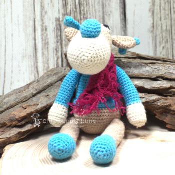 Dekofigur kleiner Elch mit rotem Schal