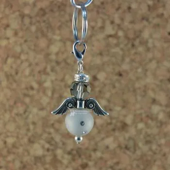 großer Ketteanhänger als Schutzengel