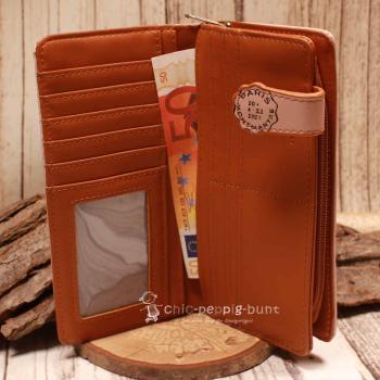 Offener großer Geldbeutel mit 11 Kartenfächern, transparentem Fotofach und drei langen Fächern für Geldscheine.