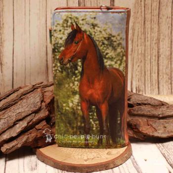 Rückansicht der Pferde-Brieftasche mit Fokus auf das Münzfach mit robustem Reißverschluss.