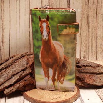 Große Geldbörse aus Kunstleder mit edlem Pferde-Motiv und sicherem Magnetverschluss.