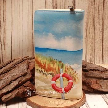 Rückansicht der Brieftasche mit Fokus auf das zweigeteilte Münzfach mit robustem Reißverschluss.