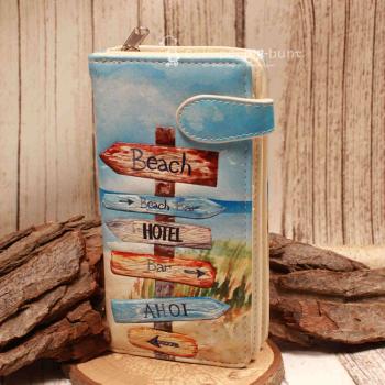 Große Geldbörse aus Kunstleder mit Strand-Wegweiser Motiv und sicherem Magnetverschluss.