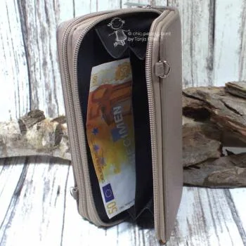 kleine Handtasche als Geldbeutel