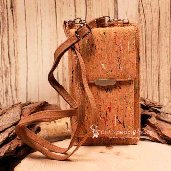 Helle Kork Umhängetasche mit bunten Farbklecksen, Handy-Frontfach und aufgeklappter Innenansicht mit Kartenfächern und Sichtfenster.