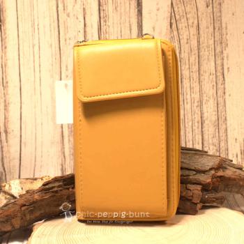 Detailansicht des Außenseitenfachs für ein Smartphone, gesichert mit einem Druckknopf.