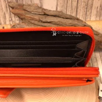Stylische Handtasche aus langlebigem Kunstleder in leuchtendem Orange, Maße: 20x12x5 cm.