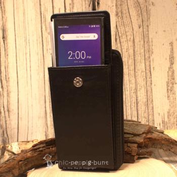 Detailansicht des Außenseitenfachs für ein Smartphone, gesichert mit einem Druckknopf.