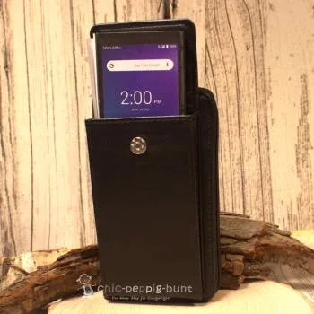 Detailansicht des Außenseitenfachs für ein Smartphone, gesichert mit einem Druckknopf.