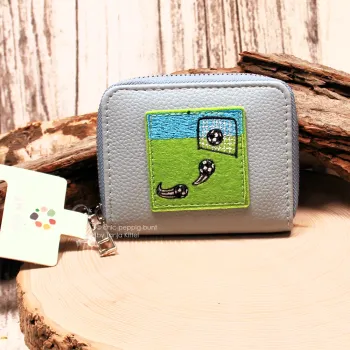 kindergeldbeutel-grau-blau-mit-fussballtor-motiv-chic-peppig-bunt