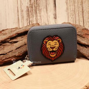 Kindergeldbeutel mit Löwen-Motiv in Jeansblau, Kunstleder, Reißverschluss, 6 Fächer.