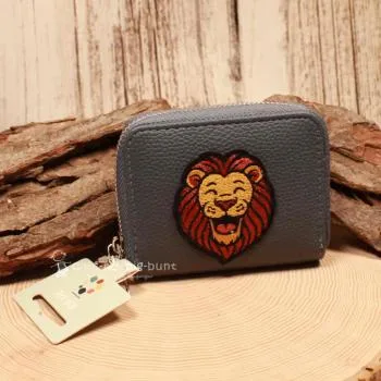 Kindergeldbeutel mit Löwen-Motiv in Jeansblau, Kunstleder, Reißverschluss, 6 Fächer.