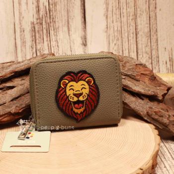 Kindergeldbeutel mit Löwen-Motiv in Khaki, Kunstleder, Reißverschluss, 6 Fächer.