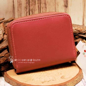 Nahaufnahme der hochwertigen Blumen-Print-Oberfläche des Peace-Portemonnaies.