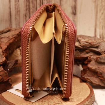 Offene kompakte Geldbörse mit Blick auf die 4 Kartenfächer und die zwei großen Innenfächer.