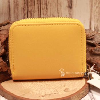 Detailaufnahme des bunten Flower-Power-Prints auf der Oberfläche der kleinen Peace-Brieftasche.