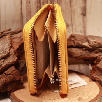 Innenansicht der kompakten Geldbörse mit 4 Kartenfächern und 2 großen Hauptfächern für Geld.