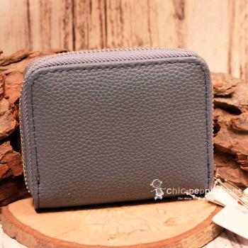 Nahaufnahme der hochwertigen Kunstleder-Oberfläche und des robusten Reißverschlusses der Pferde-Brieftasche.