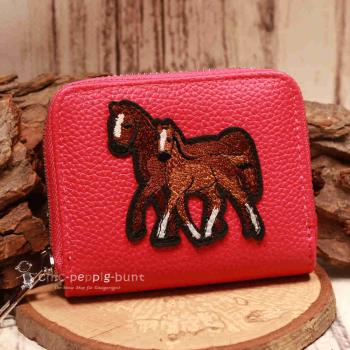 Kleiner Geldbeutel aus Kunstleder mit Motiv von Pferd und Fohlen sowie sicherem Reißverschluss.