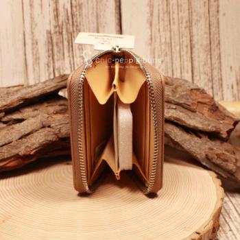 Offene kompakte Geldbörse mit Blick auf die 4 Kartenfächer und die zwei großen Innenfächer.