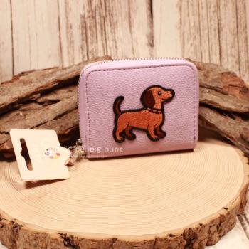 Fliederfarbener Kindergeldbeutel mit Dackel Trixie, Kunstleder, Reißverschluss, Innenansicht 6 Fächer.