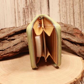 Offene kompakte Geldbörse mit Blick auf die 4 Kartenfächer und die zwei großen Innenfächer.