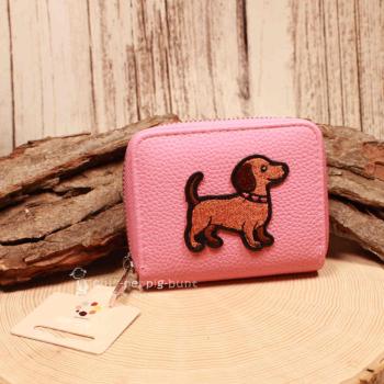 Süßer Kindergeldbeutel mit Dackel Trixie in Himbeerrosa. Robustes Kunstleder, 6 Fächer & Reißverschluss. Ideal für Taschengeld. Maße: 11x8,5x2,5cm.