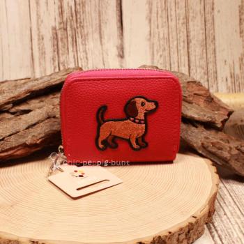 Pinker Kindergeldbeutel mit Dackel Trixie Stickerei, geöffnetes Portemonnaie mit 6 Fächern, Rückansicht Kunstleder pink.