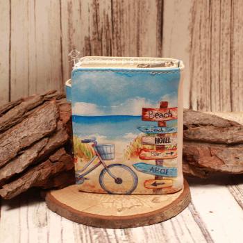 Rückansicht der Strand-Brieftasche mit Reißverschluss-Fach für Münzen und Quittungen.