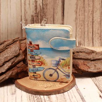 Kleiner Geldbeutel aus Kunstleder mit sommerlichem Wegweiser-Motiv und Magnetverschluss.