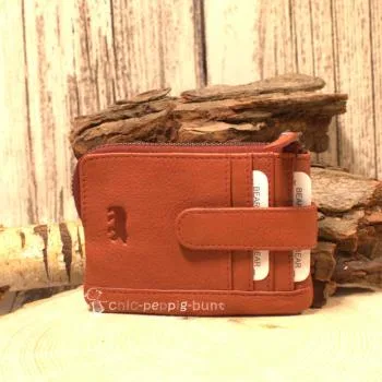 Rotes Leder Schlüsselmäppchen unisex geschlossen mit eingeprägtem Bear Logo.
