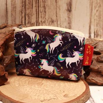 Detailaufnahme des robusten Reißverschlusses an dem kompakten Einhorn-Portemonnaie aus Kunstleder.